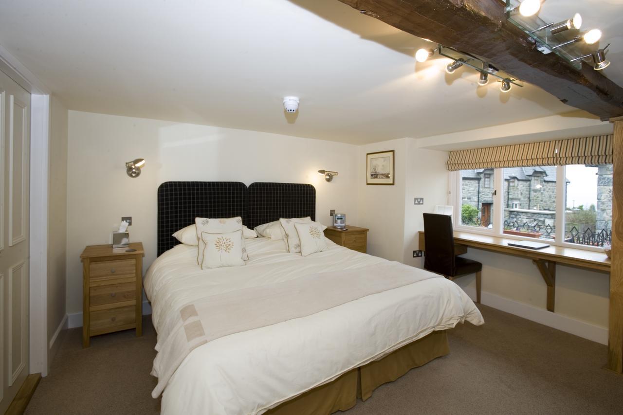 Castle Cottage Restaurant With Rooms 할레흐 외부 사진